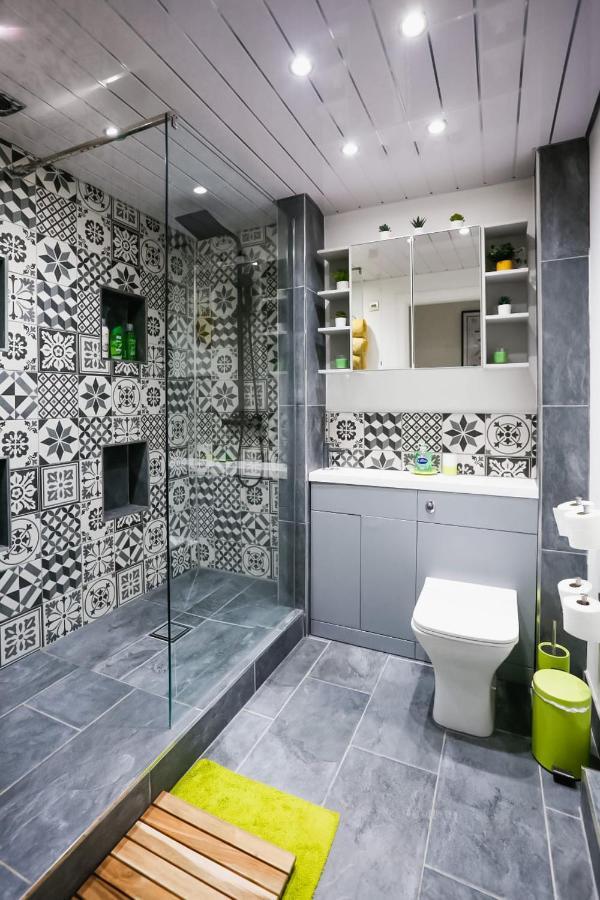 Funky City Apartment - Secure Parking - Wifi - Sleeps 6 - No Parties 贝尔法斯特 外观 照片