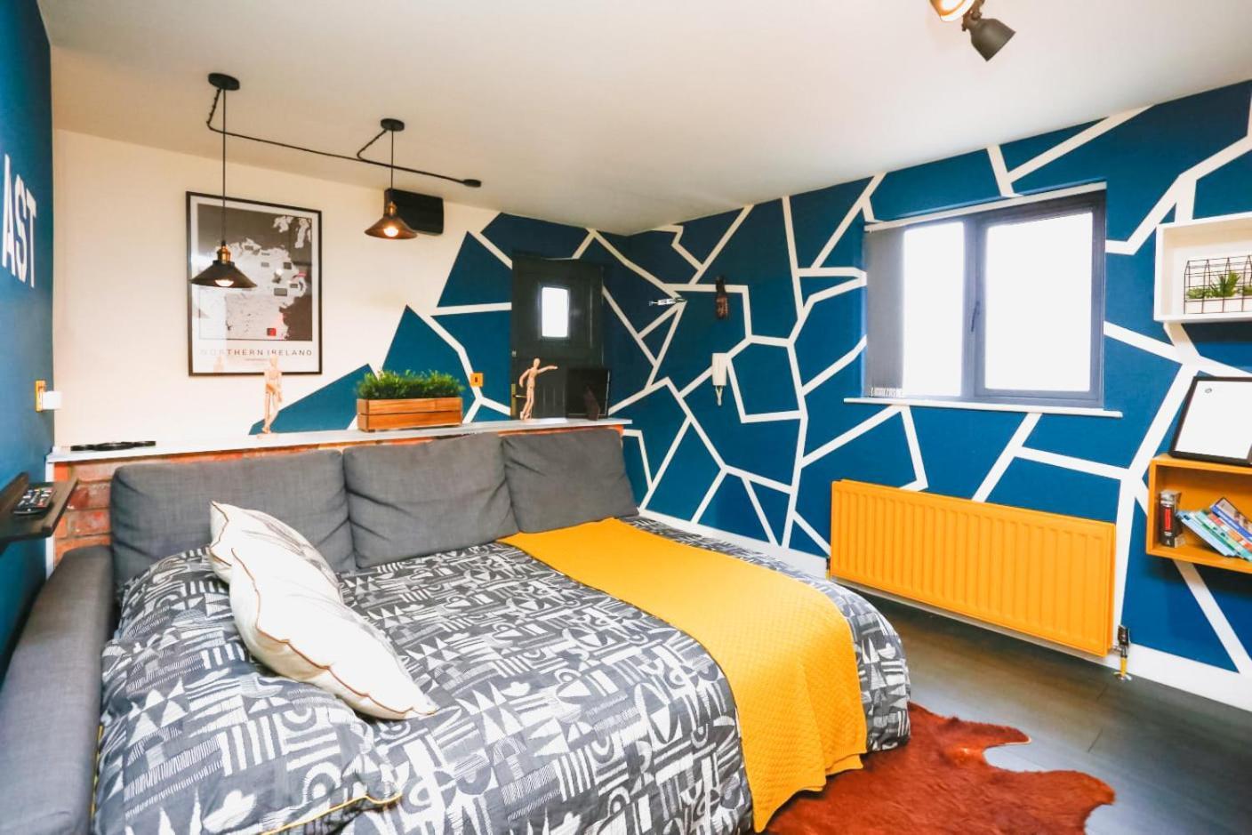 Funky City Apartment - Secure Parking - Wifi - Sleeps 6 - No Parties 贝尔法斯特 外观 照片