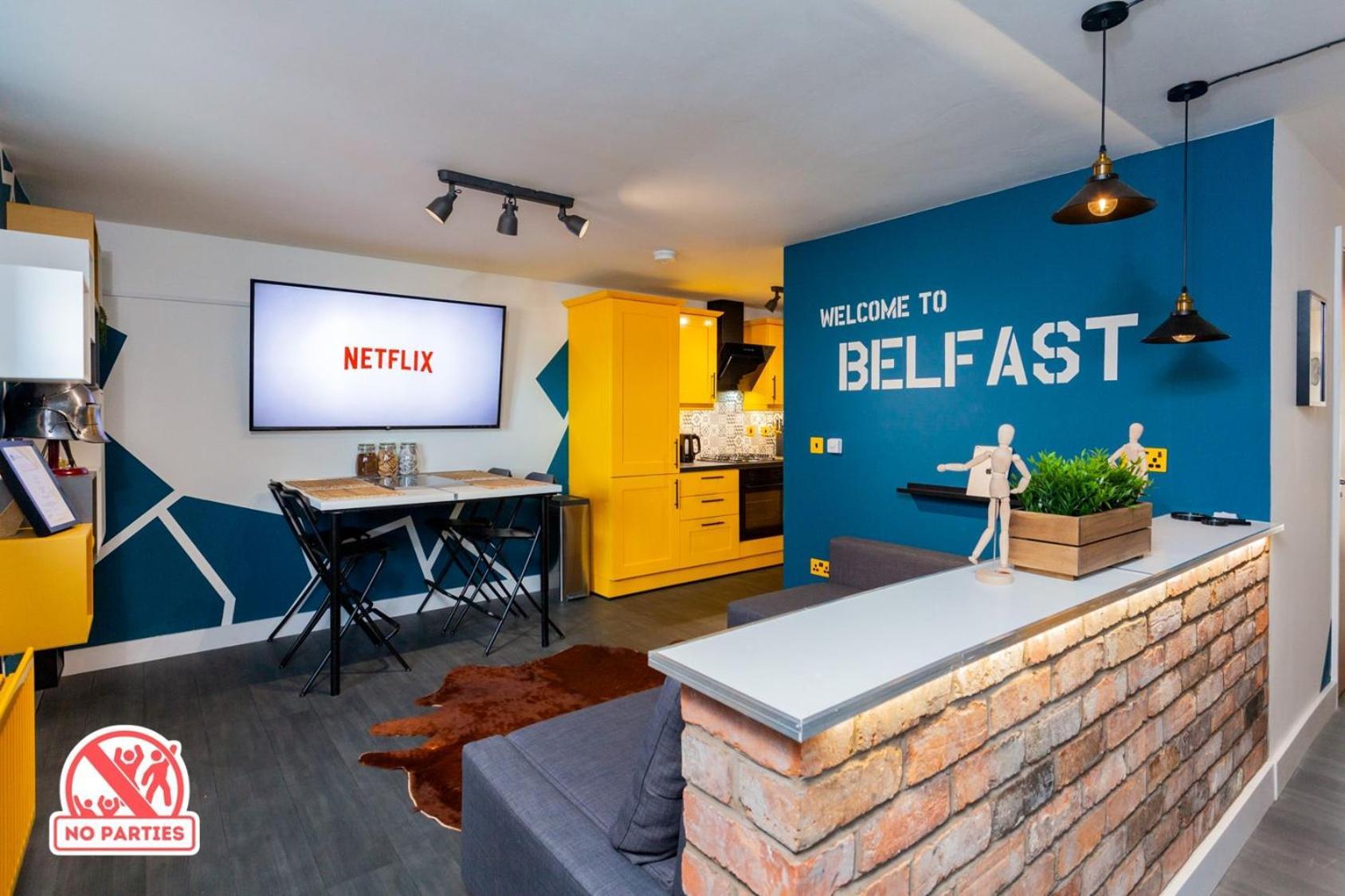 Funky City Apartment - Secure Parking - Wifi - Sleeps 6 - No Parties 贝尔法斯特 外观 照片