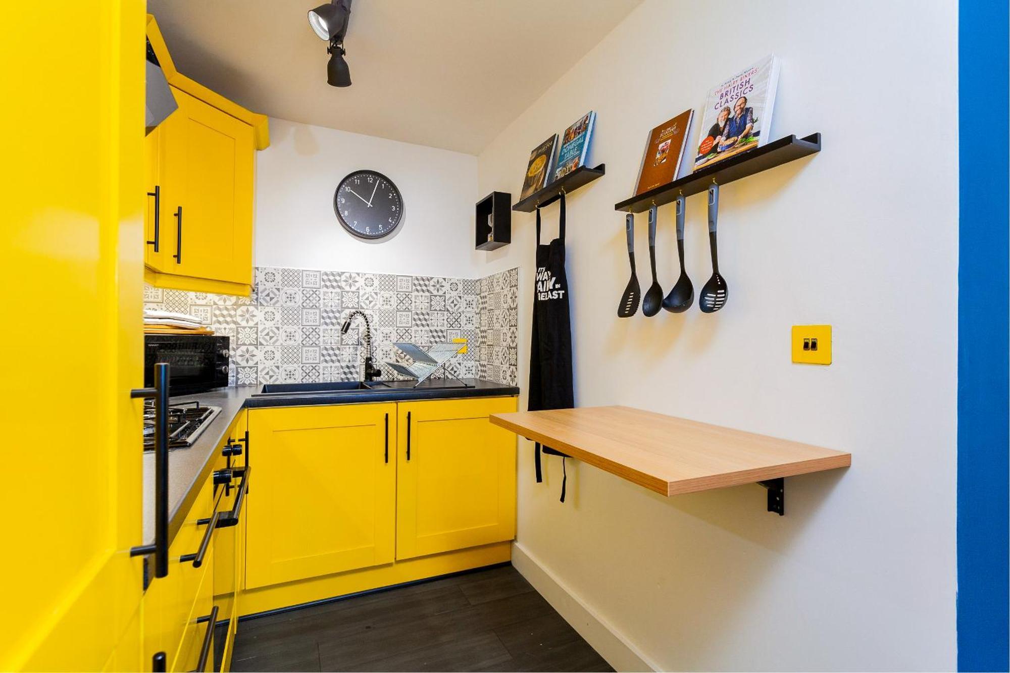Funky City Apartment - Secure Parking - Wifi - Sleeps 6 - No Parties 贝尔法斯特 外观 照片