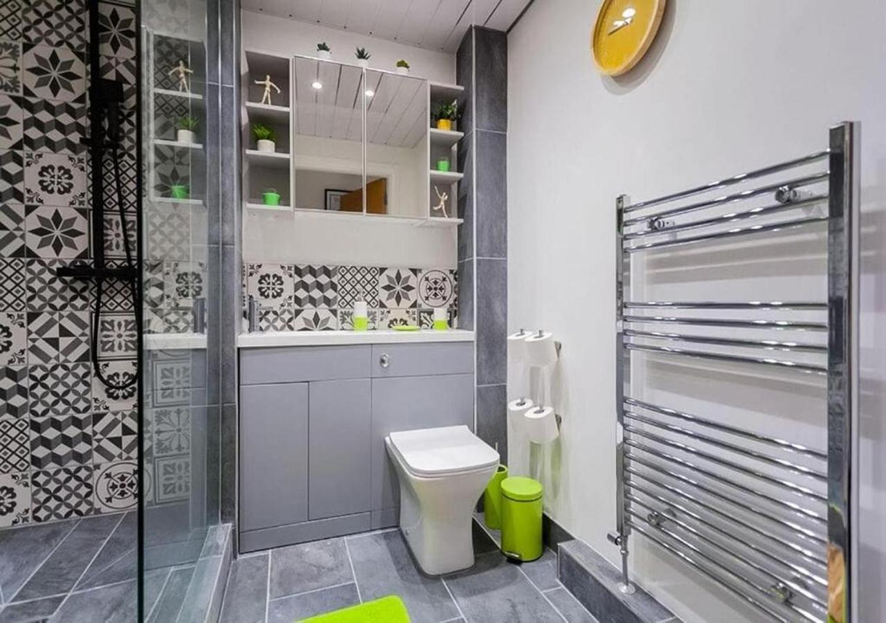 Funky City Apartment - Secure Parking - Wifi - Sleeps 6 - No Parties 贝尔法斯特 外观 照片
