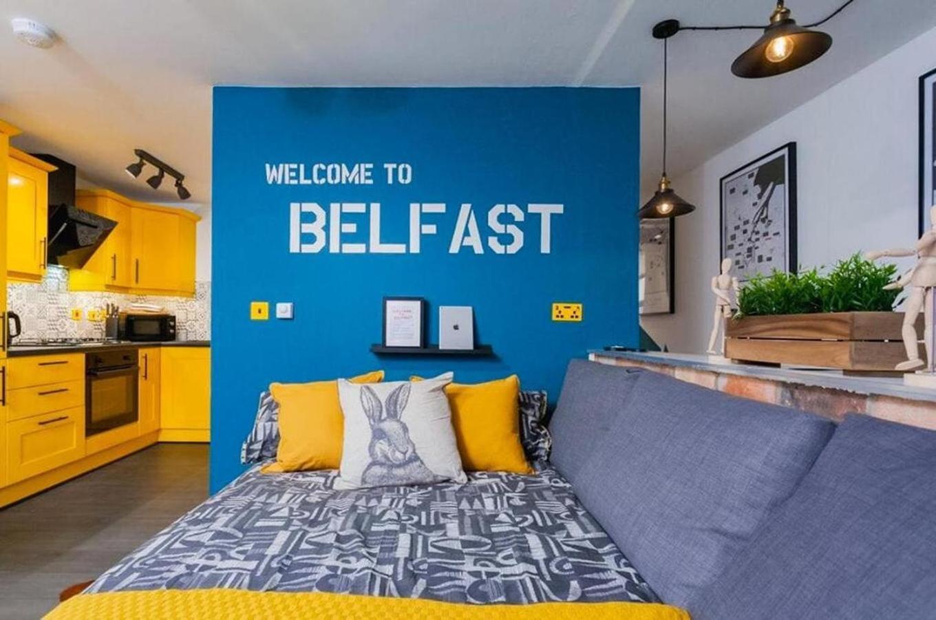 Funky City Apartment - Secure Parking - Wifi - Sleeps 6 - No Parties 贝尔法斯特 外观 照片