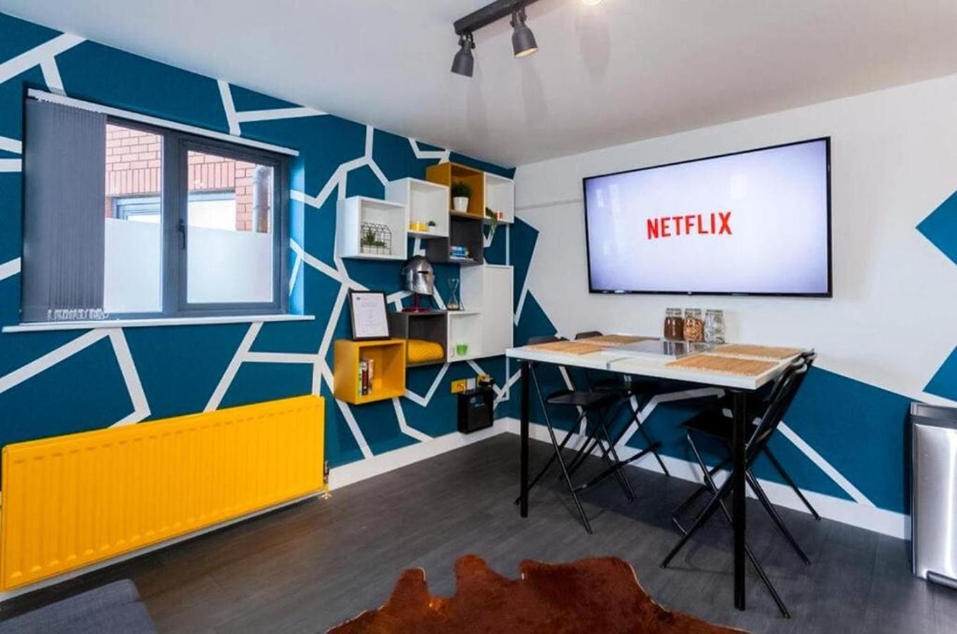 Funky City Apartment - Secure Parking - Wifi - Sleeps 6 - No Parties 贝尔法斯特 外观 照片