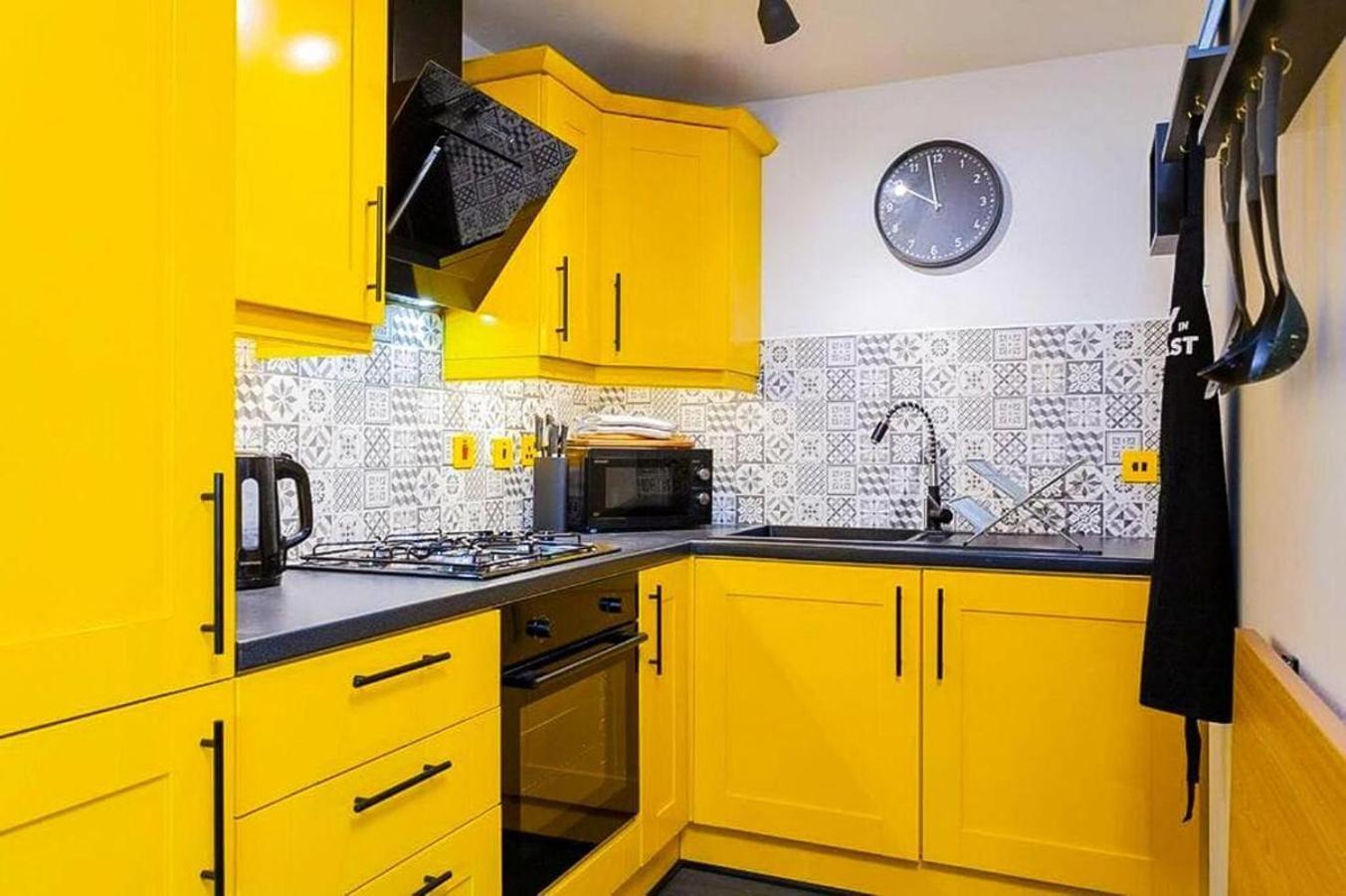 Funky City Apartment - Secure Parking - Wifi - Sleeps 6 - No Parties 贝尔法斯特 外观 照片
